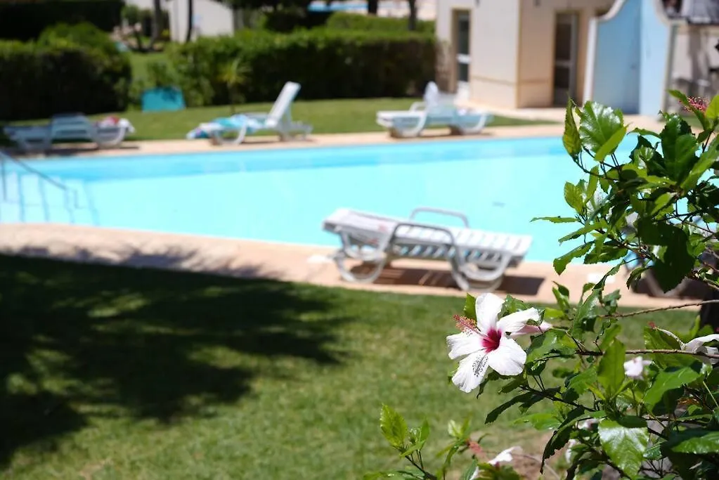 Апартаменты Spacious Portuguese Flat With Pool Next To Beach Алвор