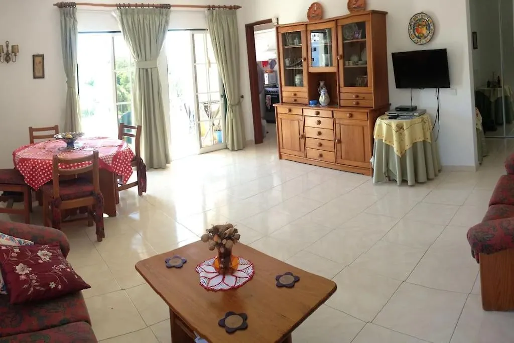 Апартаменты Spacious Portuguese Flat With Pool Next To Beach Алвор